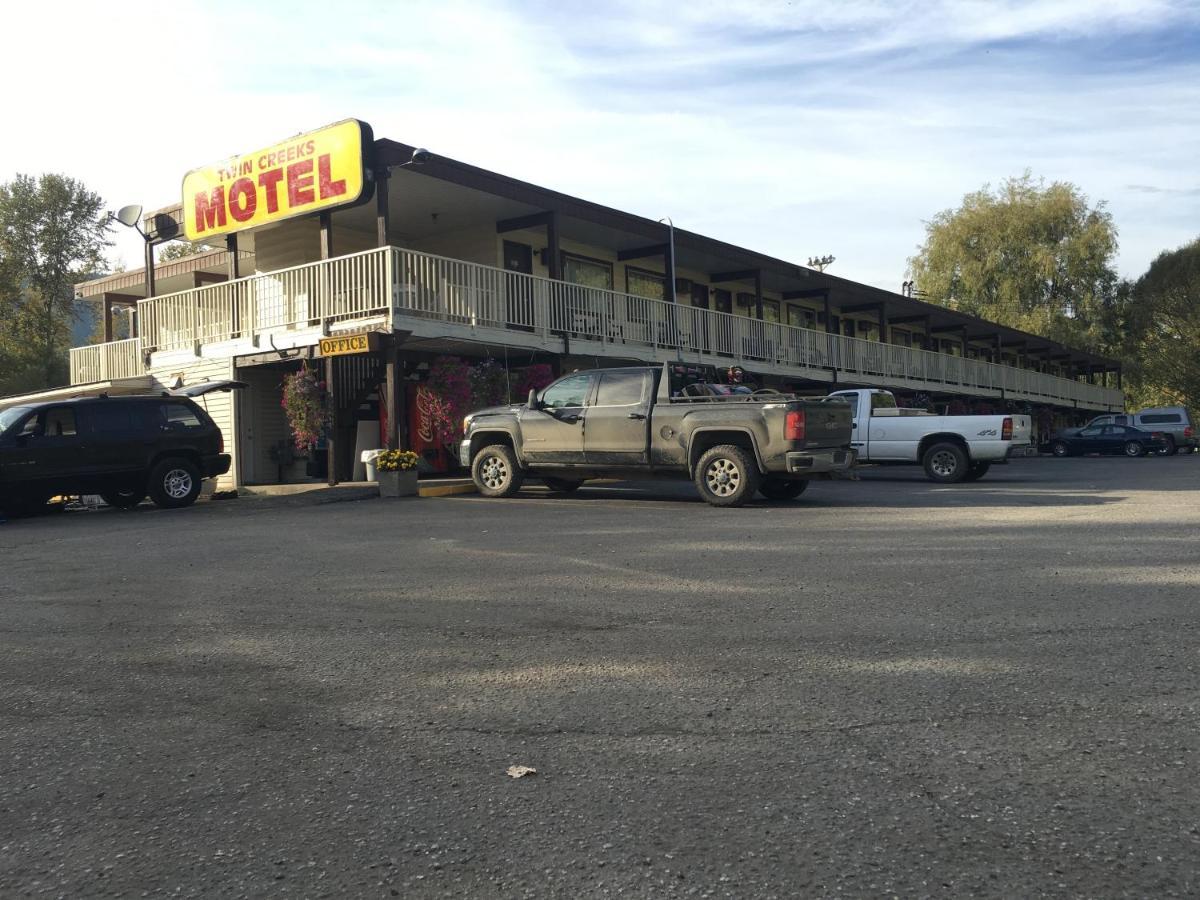 Twin Creeks Motel Lumby ภายนอก รูปภาพ